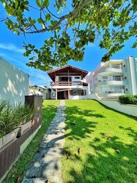 Casa pé na areia no Centro de Bombinhas