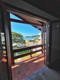 Casa pé na areia no Centro de Bombinhas
