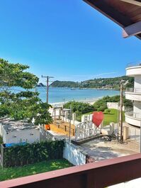 Casa pé na areia no Centro de Bombinhas