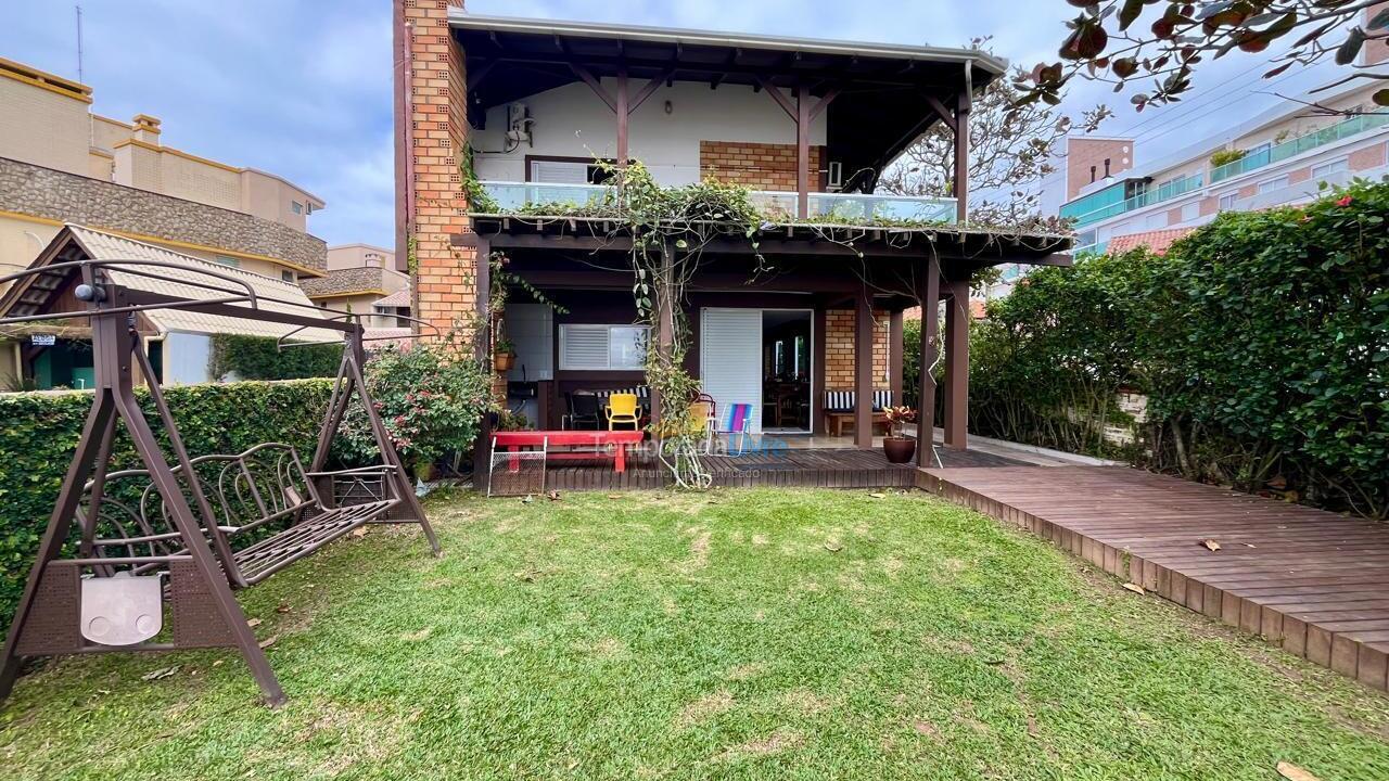 Casa para aluguel de temporada em Bombinhas (Praia de Bombas)