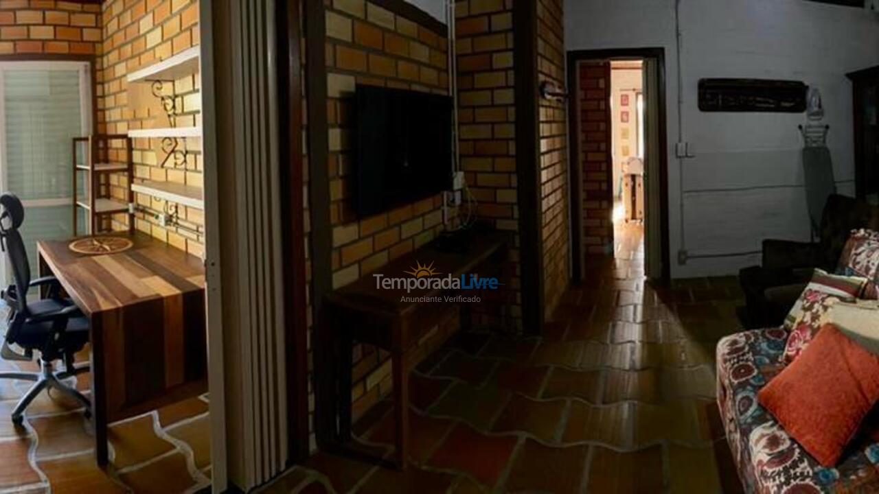 Casa para aluguel de temporada em Bombinhas (Praia de Bombas)