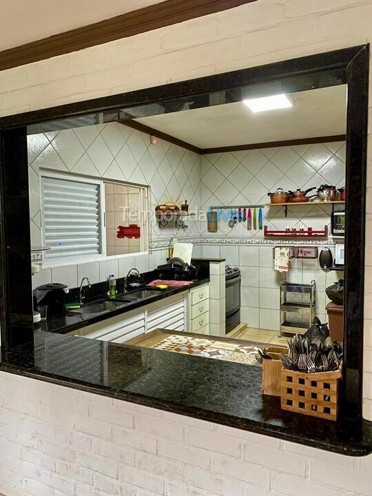 Casa para aluguel de temporada em Bombinhas (Praia de Bombas)
