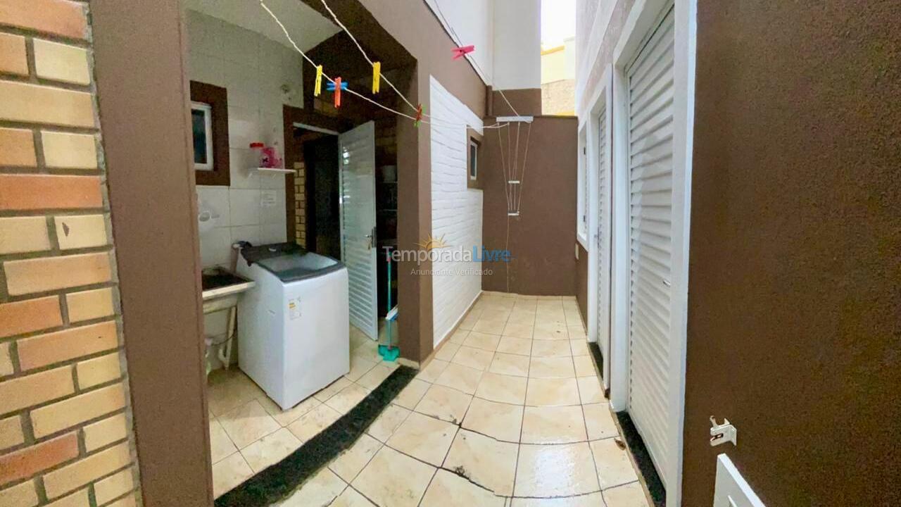 Casa para aluguel de temporada em Bombinhas (Praia de Bombas)