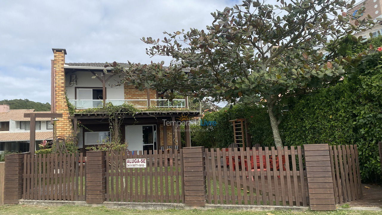 Casa para aluguel de temporada em Bombinhas (Praia de Bombas)