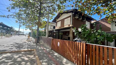 House on the seafront in Costão de Bombas for 8 people