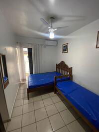 Quarto com extensa varanda com vista para o mar