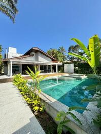 Casa de alto padrão na Praia da Baleia CA0297