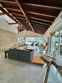 Casa de alto padrão na Praia da Baleia CA0297