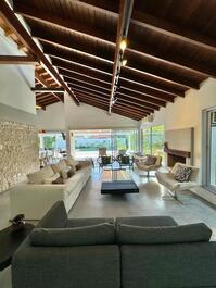 Casa de alto padrão na Praia da Baleia CA0297