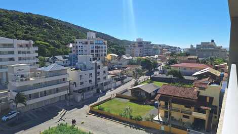 Sacada com vista parcial para o mar 