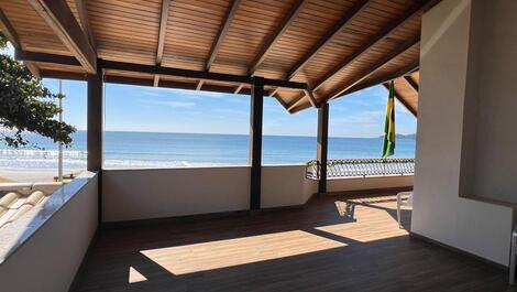 Confortável casa frente ao mar de Bombas