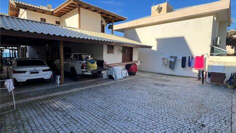 Confortável casa frente ao mar de Bombas