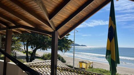 Confortável casa frente ao mar de Bombas