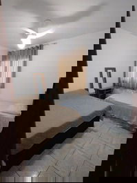 Quanto com uma cama de casal, uma cama de solteiro e colchão auxiliar 
