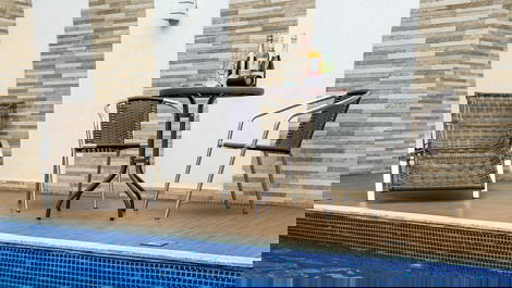Piscina com cascata, luz de led, e espreguiçadeira, perfeita para relaxar e curtir o sol. 
