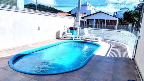 4 bedroom house for up to 14 people / two blocks from the beach...