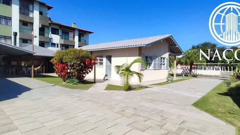 4 bedroom house for up to 14 people / two blocks from the beach...