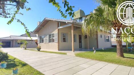 4 bedroom house for up to 14 people / two blocks from the beach...