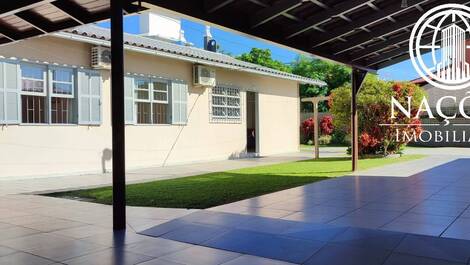4 bedroom house for up to 14 people / two blocks from the beach...
