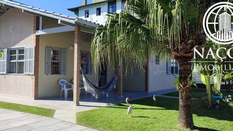 4 bedroom house for up to 14 people / two blocks from the beach...