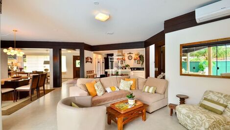 Casa de Temporada com 7 Dormitórios em Jurerê Internacional
