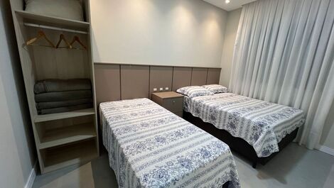 Lindo Apartamento 2 suítes a 120mts Praia Mariscal com Piscina( Novo)