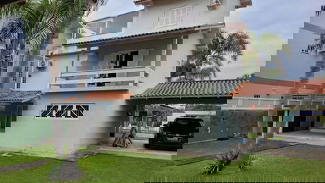 4-bedroom house near the beach. (CASA VERDE)