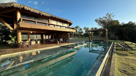 Luxo Caraíva: 7 suítes, piscina e vista rio‐mar