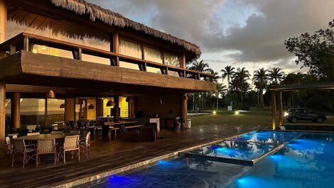 Luxo Caraíva: 7 suítes, piscina e vista rio‐mar