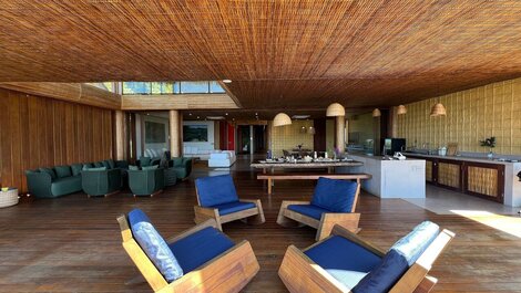 Luxo Caraíva: 7 suítes, piscina e vista rio‐mar