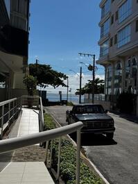 Pertinho da praia, bem mobiliado 1 suíte + 2 demi