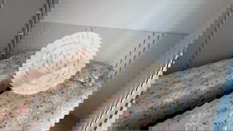 Apartamento em condomínio fechado com piscina