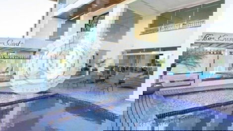 Apartamento em condomínio fechado com piscina