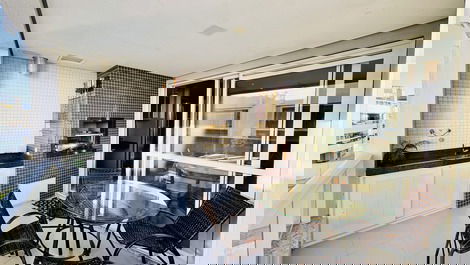 Luxurious apartment with 3 bedrooms, swimming pool, games room 200m from the sea.