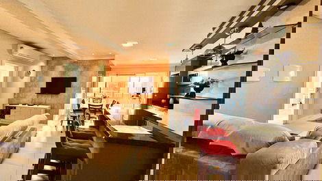 Luxurious apartment with 3 bedrooms, swimming pool, games room 200m from the sea.