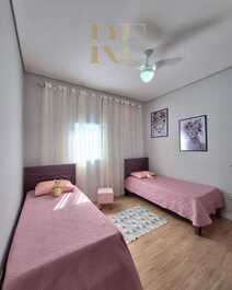 Quarto rosa 2 camas de solteiros 