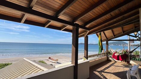 😍 Beautiful Beachfront House in Bombas – Bombinhas/SC 🌊