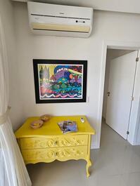 Excelente apto com 02 dormitórios, sendo 1 suíte, 3 ar-cond, piscina.