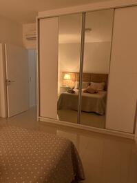 Excelente apto com 02 dormitórios, sendo 1 suíte, 3 ar-cond, piscina.