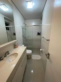 Excelente apto com 02 dormitórios, sendo 1 suíte, 3 ar-cond, piscina.