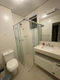 Excelente apto com 02 dormitórios, sendo 1 suíte, 3 ar-cond, piscina.