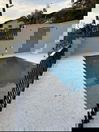 Casa em condomínio, ampla com piscina, churrasqueira e jardim