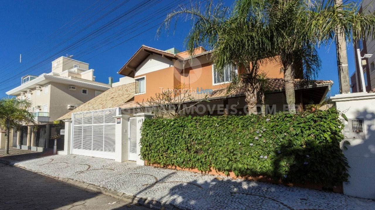 Casa para alquiler de vacaciones em Bombinhas (Praia de Canto Grande Mar de Fora)