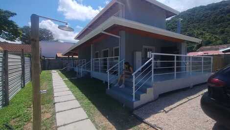 Beachfront House - 6 People
