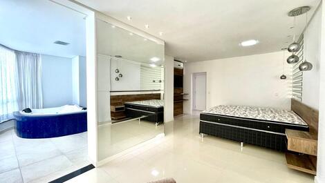 APARTAMENTO QUADRA MAR NO CORAÇÃO DE MEIA PRAIA