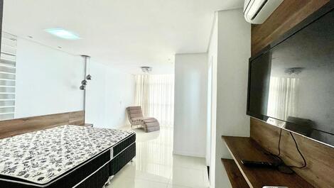 APARTAMENTO QUADRA MAR NO CORAÇÃO DE MEIA PRAIA