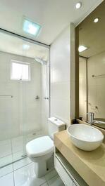 APARTAMENTO QUADRA MAR NO CORAÇÃO DE MEIA PRAIA