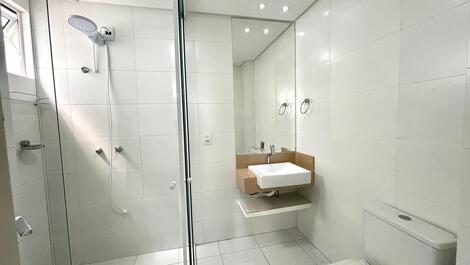 APARTAMENTO QUADRA MAR NO CORAÇÃO DE MEIA PRAIA