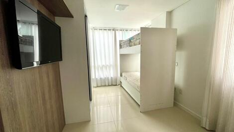 APARTAMENTO QUADRA MAR NO CORAÇÃO DE MEIA PRAIA