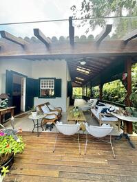 Casa de alto padrão na praia da Baleia CA0024